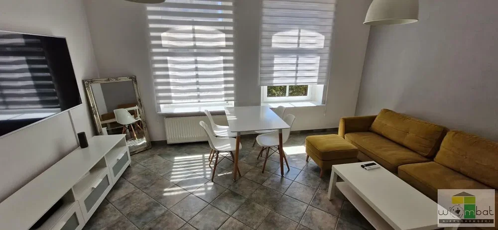 Woonkamer; tegelvloer, natuurlijk licht