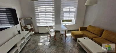 Woonkamer; tegelvloer, natuurlijk licht