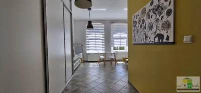 Eetkamer; tegelvloer, natuurlijk licht