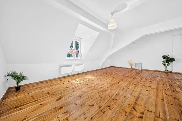 Quarto de criança; chão de madeira, luz natural