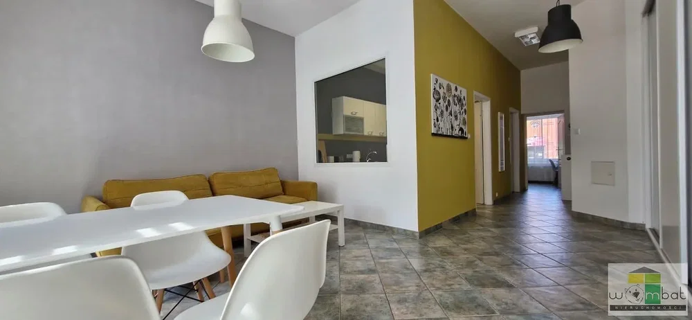 Woonkamer; natuurlijk licht, tegelvloer