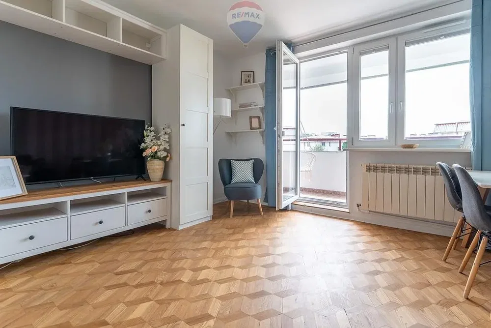 Wohnzimmer; holzboden, tageslicht