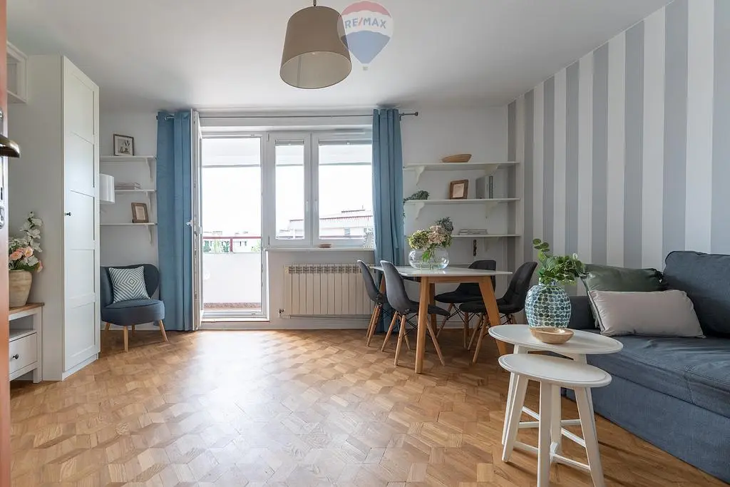 Wohnzimmer; tageslicht, holzboden, moderner stil