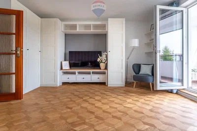 Wohnzimmer; holzboden, tageslicht