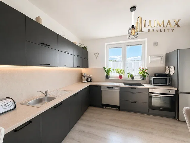 Kitchen; kitchen appliances, natural light, modern style