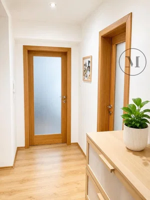 Guardaroba; pavimento in legno, ristrutturato, luce naturale
