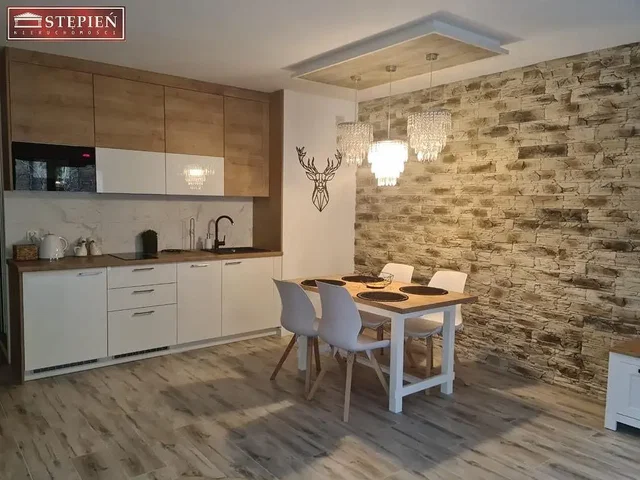 Cucina; elettrodomestici, pavimento in legno, luce naturale, stile moderno