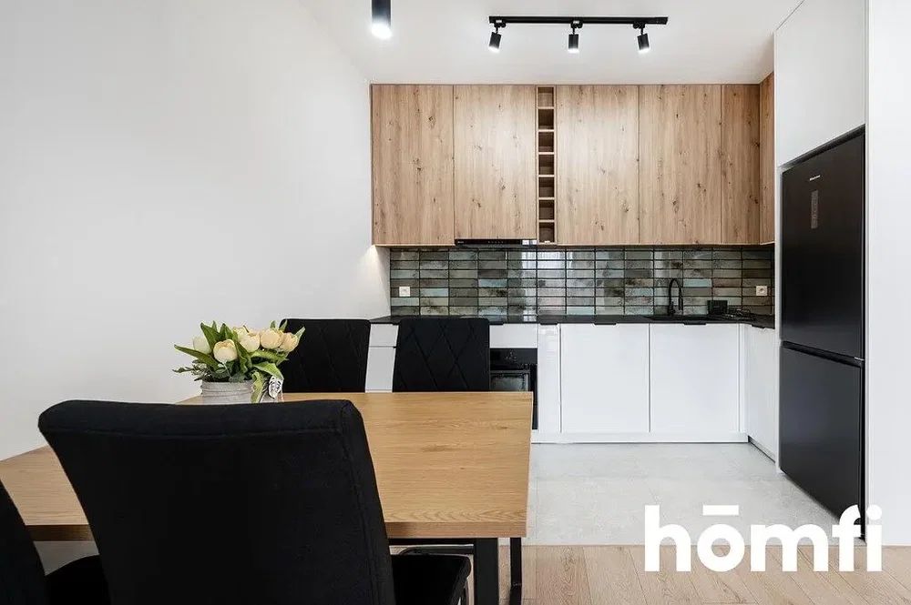 Cuisine; électroménager, parquet, lumière naturelle, style moderne