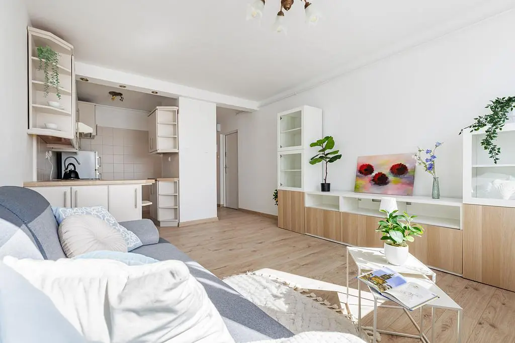 Soggiorno; luce naturale, stile moderno, pavimento in legno