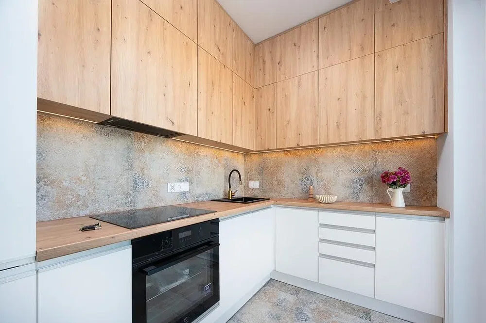 Cucina; elettrodomestici, travi in legno, ristrutturato, luce naturale