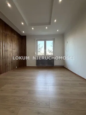 Ostatní; dřevěná podlaha, přirozené světlo
