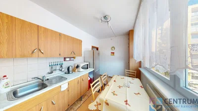 Cucina; elettrodomestici, pavimento in piastrelle, luce naturale