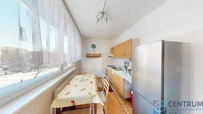 Cucina; elettrodomestici, luce naturale, pavimento in legno