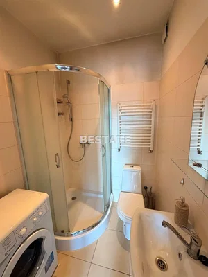 Banyo; fayans zemin, doğal ışık