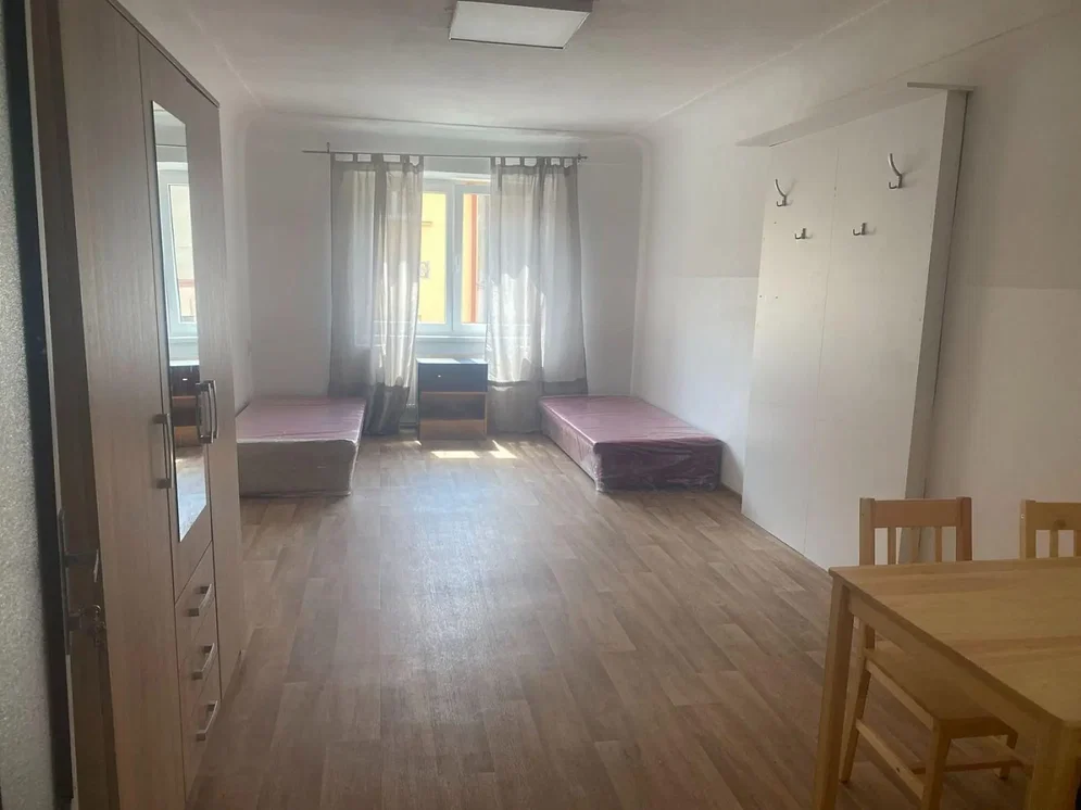 Pokój dziecięcy; podłoga drewniana, światło dzienne