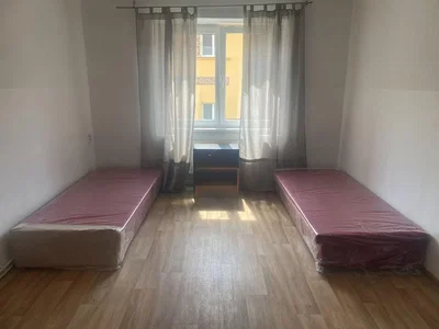 Pokój dziecięcy; podłoga drewniana, światło dzienne