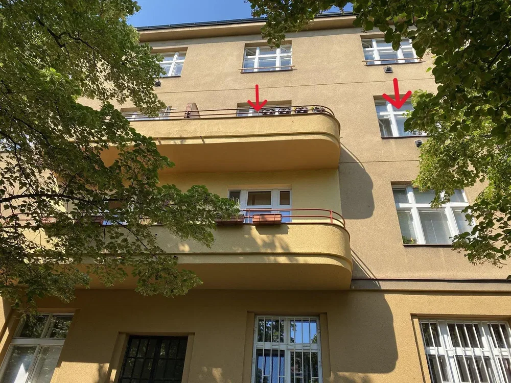 Къща и околности