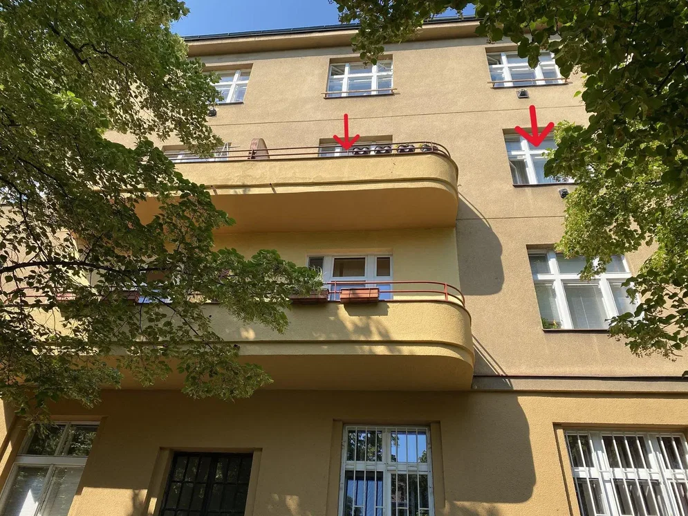 Къща и околности