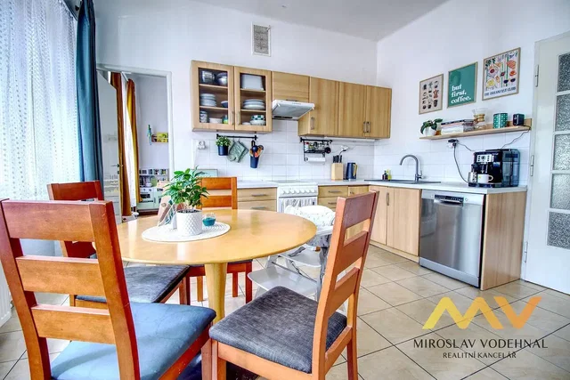 Cocina; electrodomésticos, luz natural, suelo de baldosas, estilo moderno