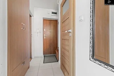 Vestiaire; parquet, carrelage, rénové, lumière naturelle