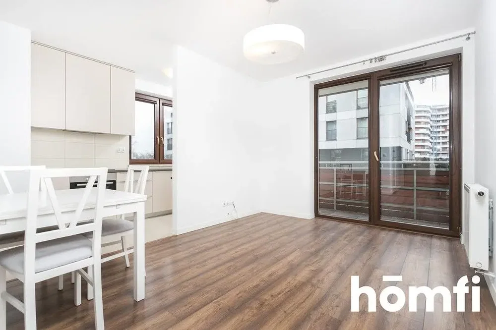 Salon; parquet, lumière naturelle, électroménager