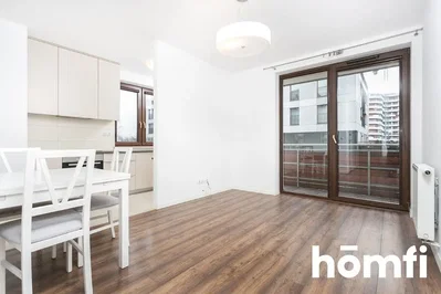 Salon; parquet, lumière naturelle, électroménager