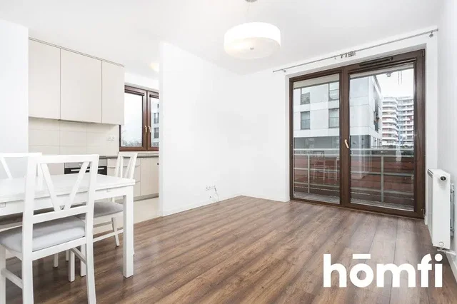 Salón; suelo de madera, luz natural, electrodomésticos