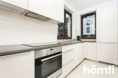 Cuisine; électroménager, carrelage, lumière naturelle