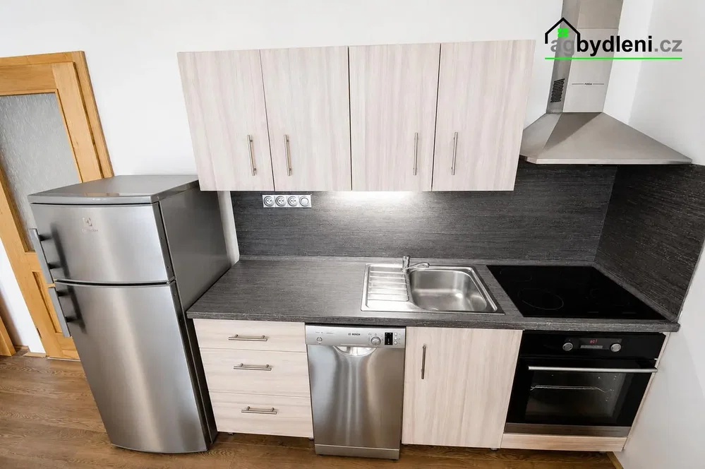Cuisine; électroménager, parquet, lumière naturelle