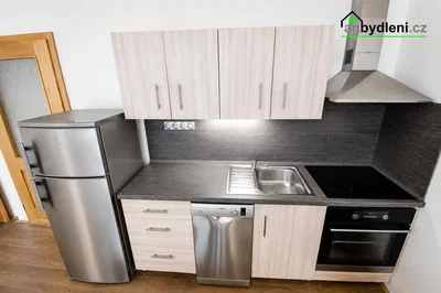 Cuisine; électroménager, parquet, lumière naturelle
