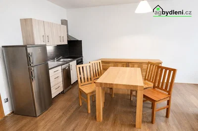 Cuisine; électroménager, parquet, lumière naturelle