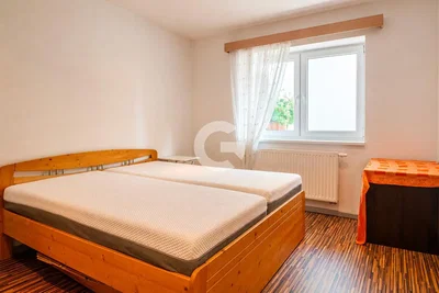 Schlafzimmer; holzboden, tageslicht