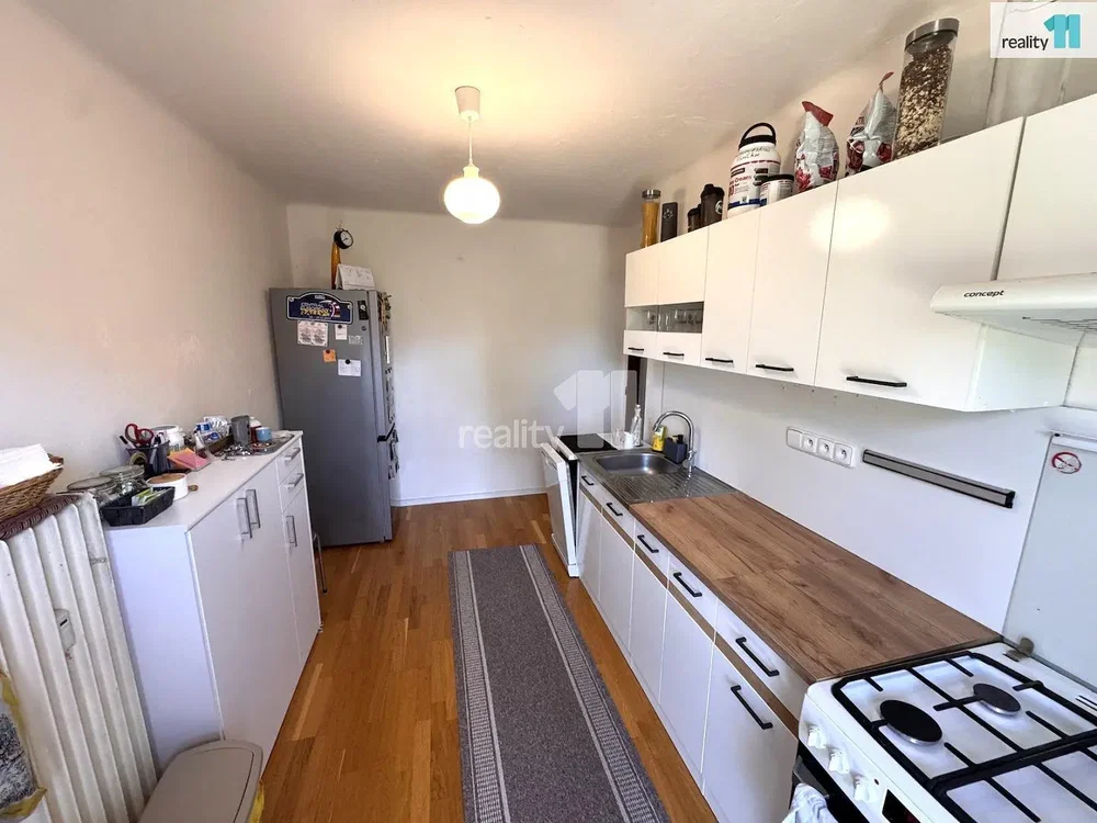 Cuisine; électroménager, parquet, lumière naturelle