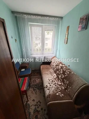 Salon; lumière naturelle, nécessite rénovation
