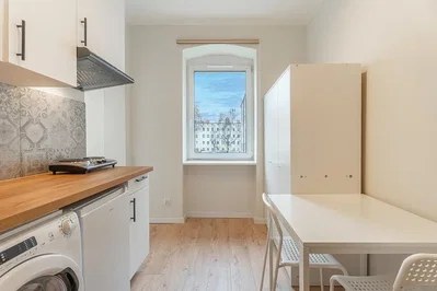 Cuisine; parquet, lumière naturelle, vue, électroménager