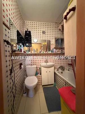 Toilettes; carrelage, nécessite rénovation