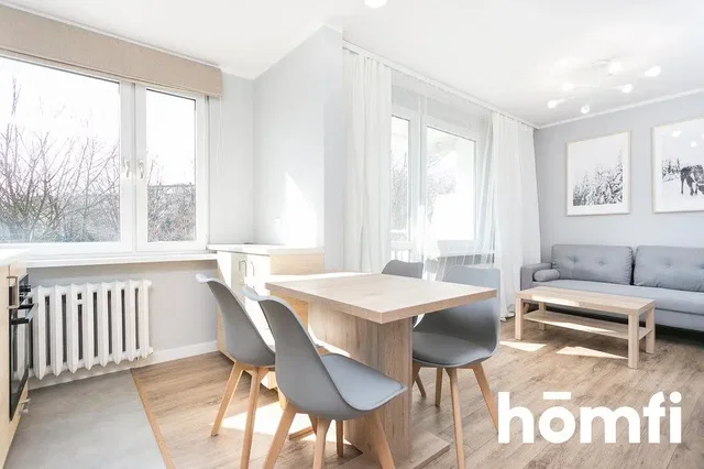 Salón; suelo de madera, luz natural, estilo moderno