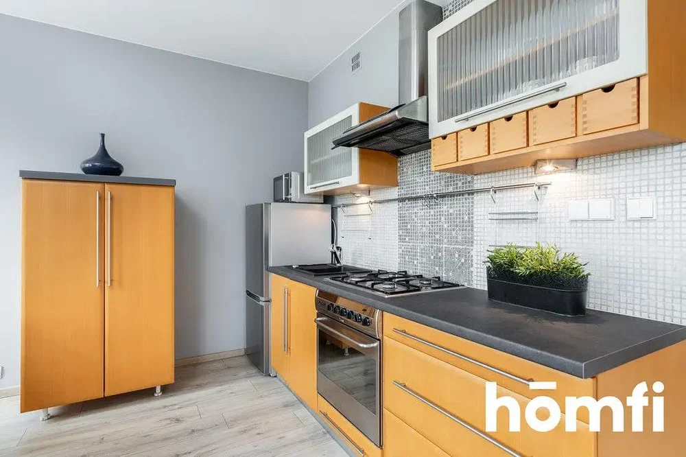 Cuisine; électroménager, parquet, lumière naturelle, style moderne