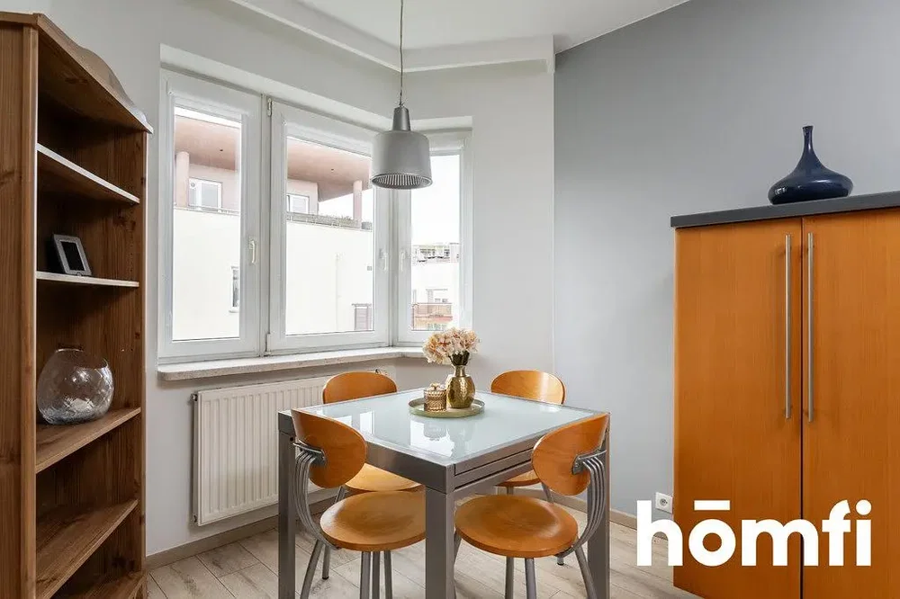 Cuisine; carrelage, lumière naturelle, style moderne