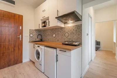 Cuisine; électroménager, parquet, lumière naturelle