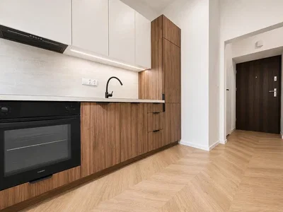 Keuken; keukenapparatuur, houten vloer, gerenoveerd, natuurlijk licht