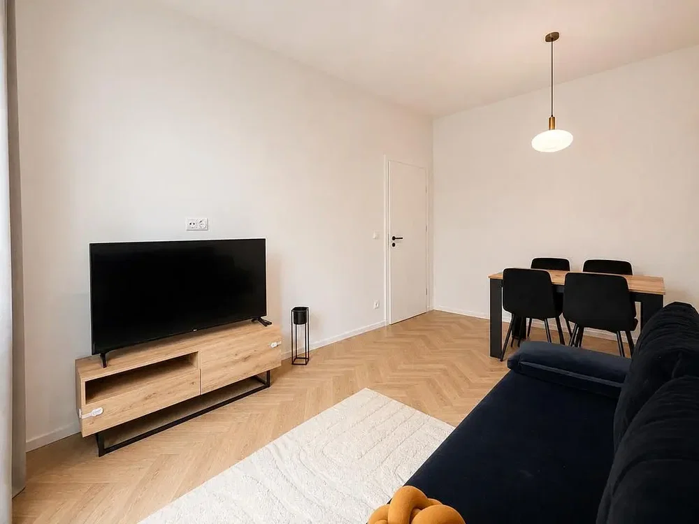 Woonkamer; houten vloer, natuurlijk licht, moderne stijl