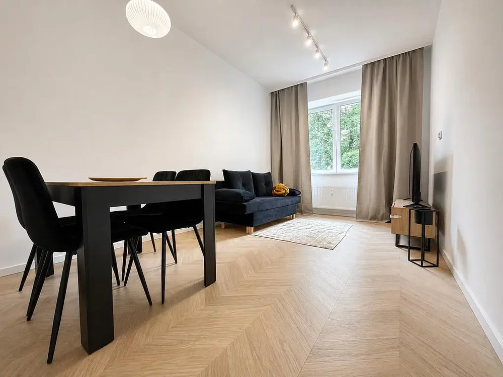 Woonkamer; houten vloer, natuurlijk licht, moderne stijl