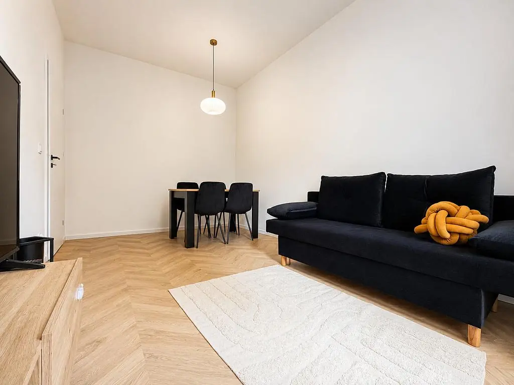 Woonkamer; houten vloer, natuurlijk licht, moderne stijl