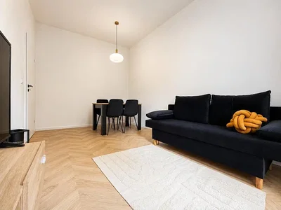 Woonkamer; houten vloer, natuurlijk licht, moderne stijl
