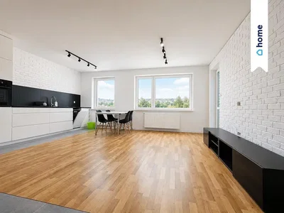 Kuchyňa; výhľad, kuchynské spotrebiče, drevená podlaha, prirodzené svetlo, moderný štýl