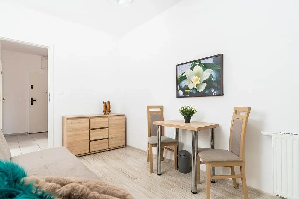 Dnevna soba; prirodno svjetlo, drveni pod, moderni stil