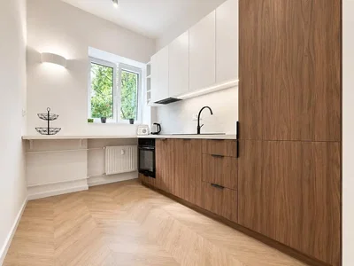 Keuken; keukenapparatuur, houten vloer, natuurlijk licht