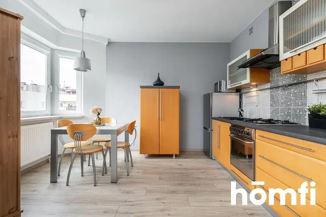 Cuisine; électroménager, parquet, lumière naturelle, style moderne