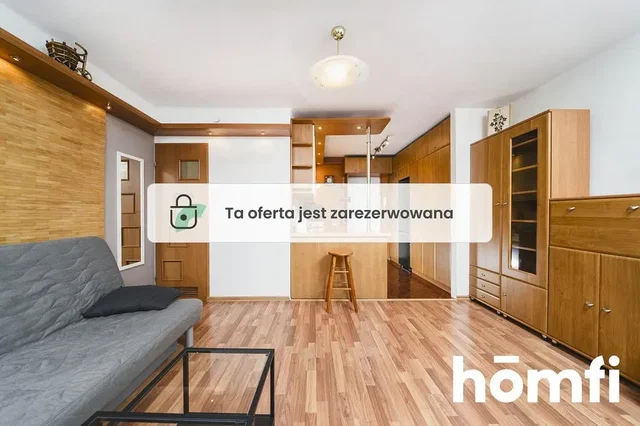Dnevna soba; lesena tla, naravna svetloba